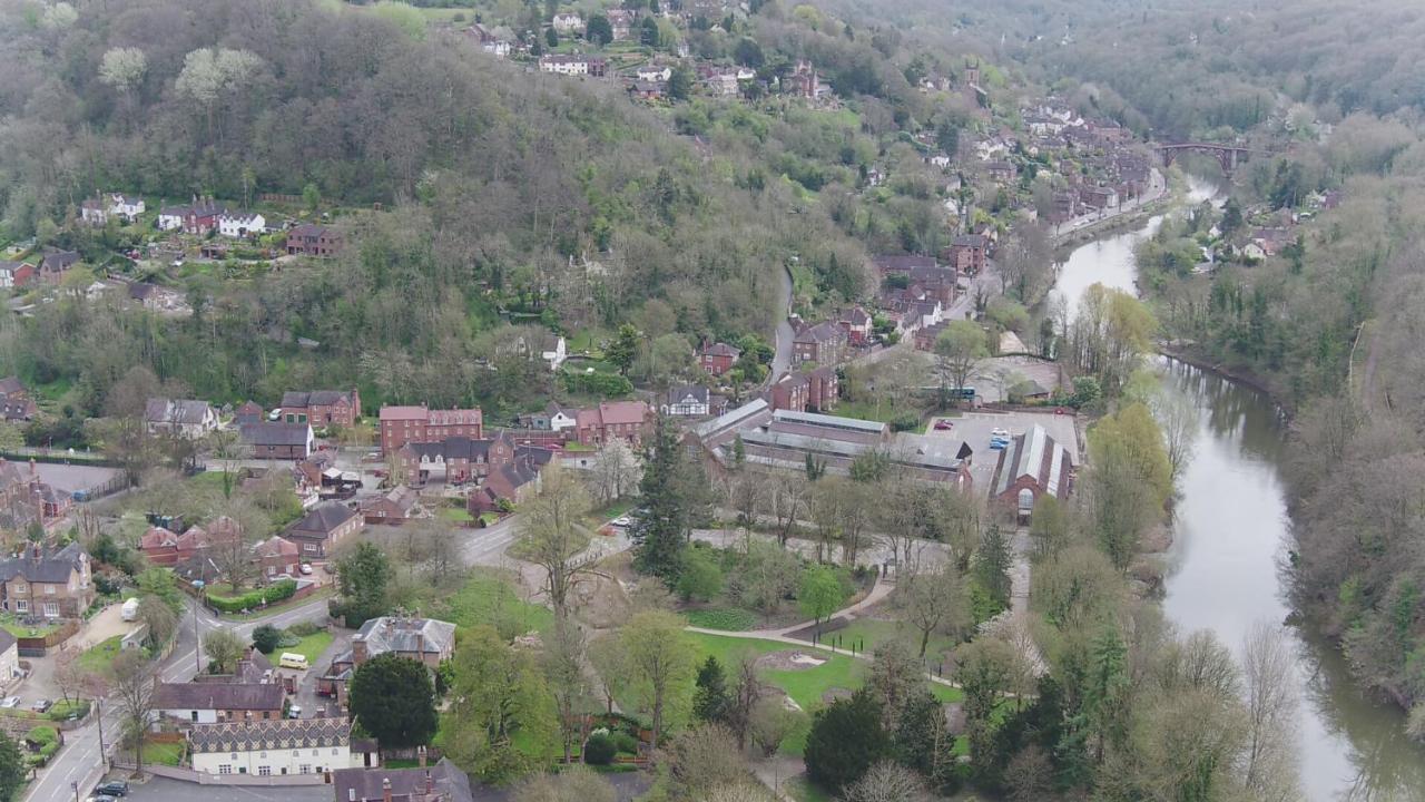 School Path Ironbridge Home With Roof Terrace Esterno foto