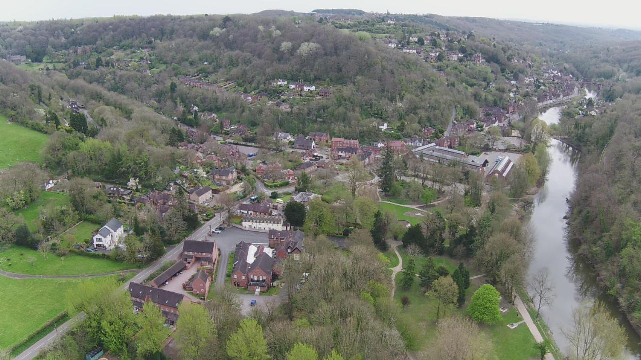 School Path Ironbridge Home With Roof Terrace Esterno foto